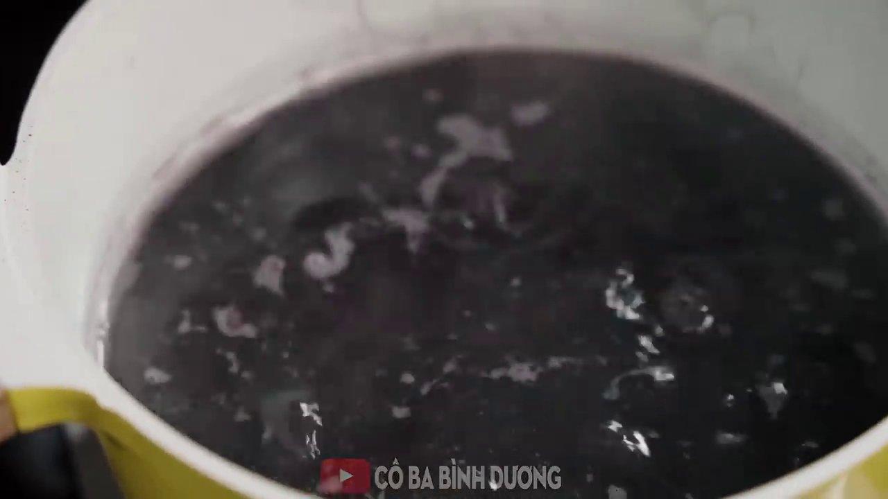 Đậu đen sau khi được nấu và ủ, mềm mịn và giữ nguyên hạt.