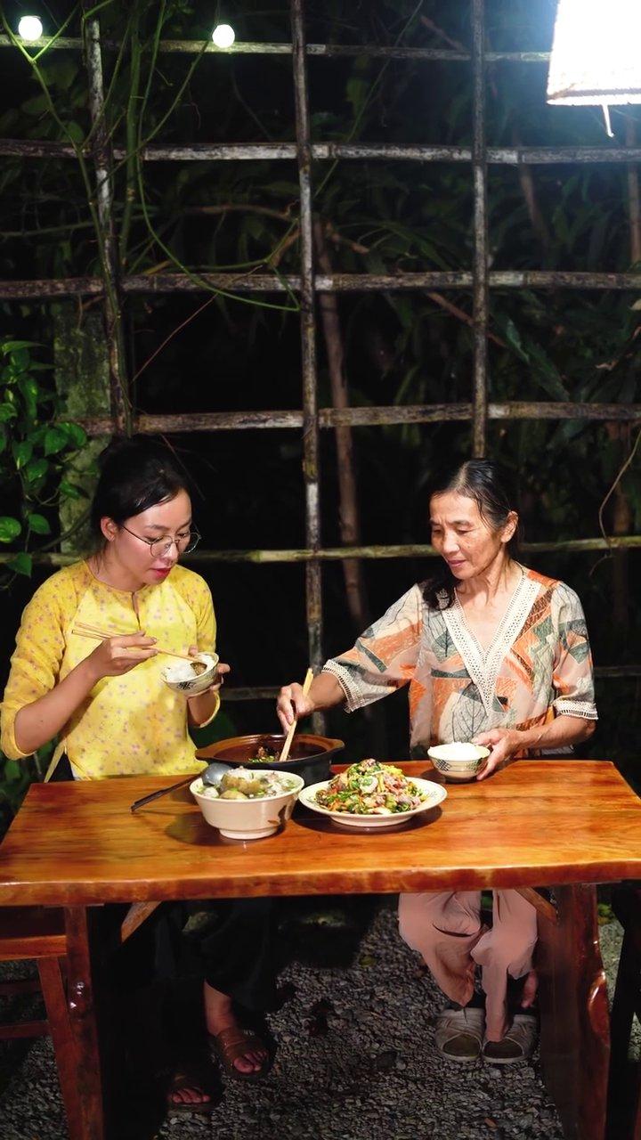 Tô gỏi vả trộn thịt bò tái chanh với đầy đủ rau thơm và đậu phộng.