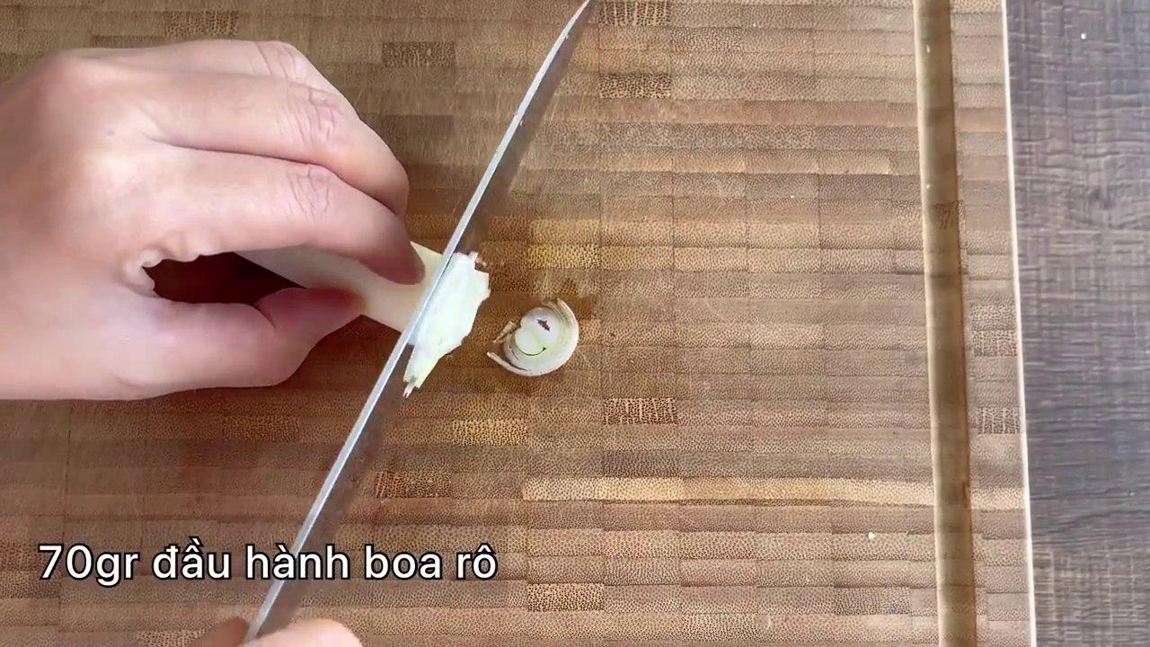 Các loại rau củ như bắp cải, cà rốt, dưa leo được thái sợi và ướp gia vị.