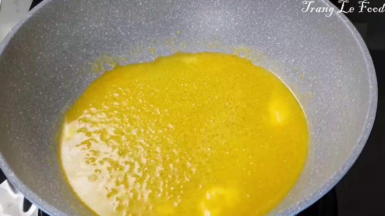 Khuấy đều hỗn hợp sốt me với các gia vị cơ bản.