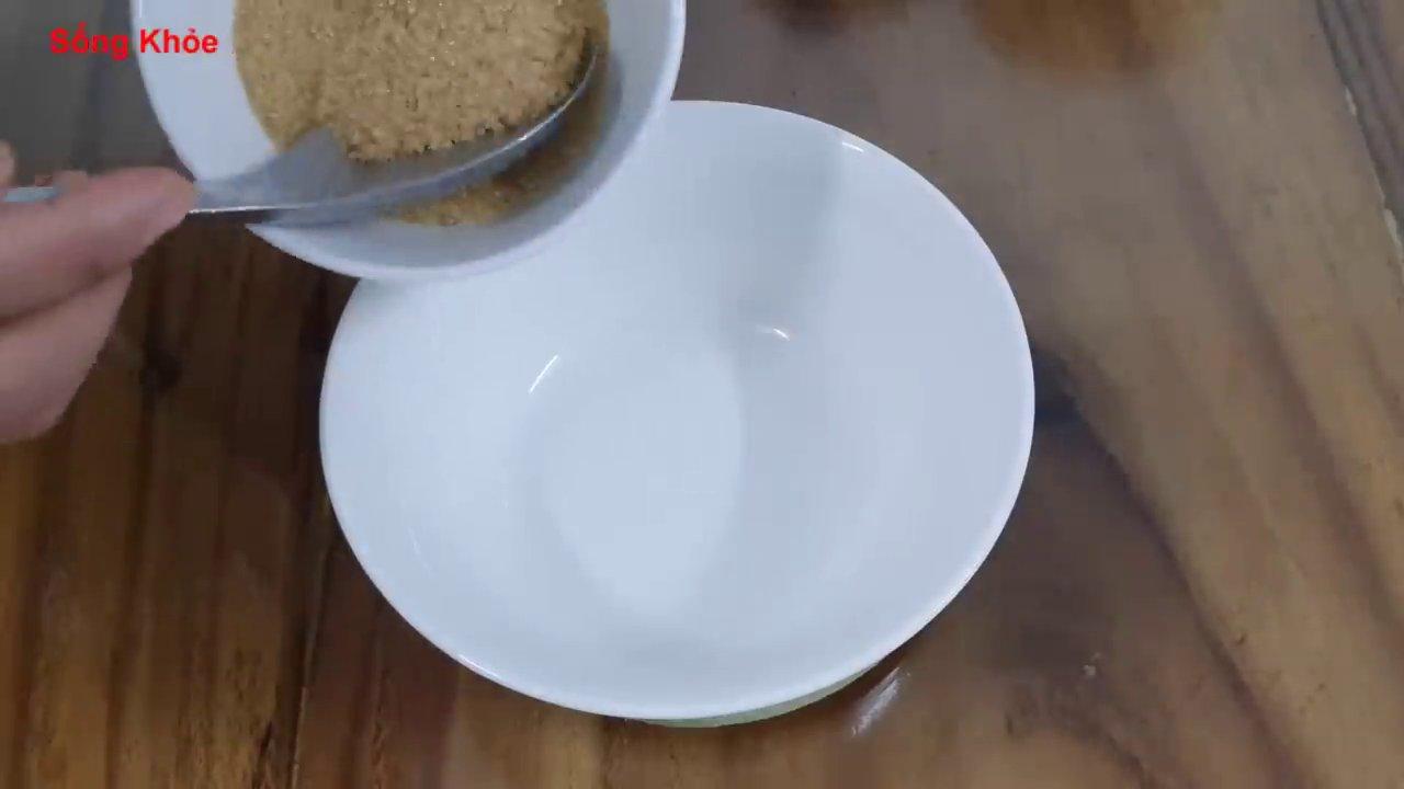 Pha hỗn hợp sốt chua ngọt đặc trưng với đầy đủ đường, nước mắm, tương ớt và tương cà.