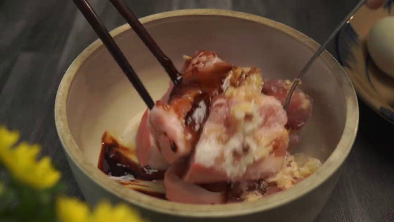 Luộc thịt với lửa vừa để thịt chín mềm từ trong ra ngoài.