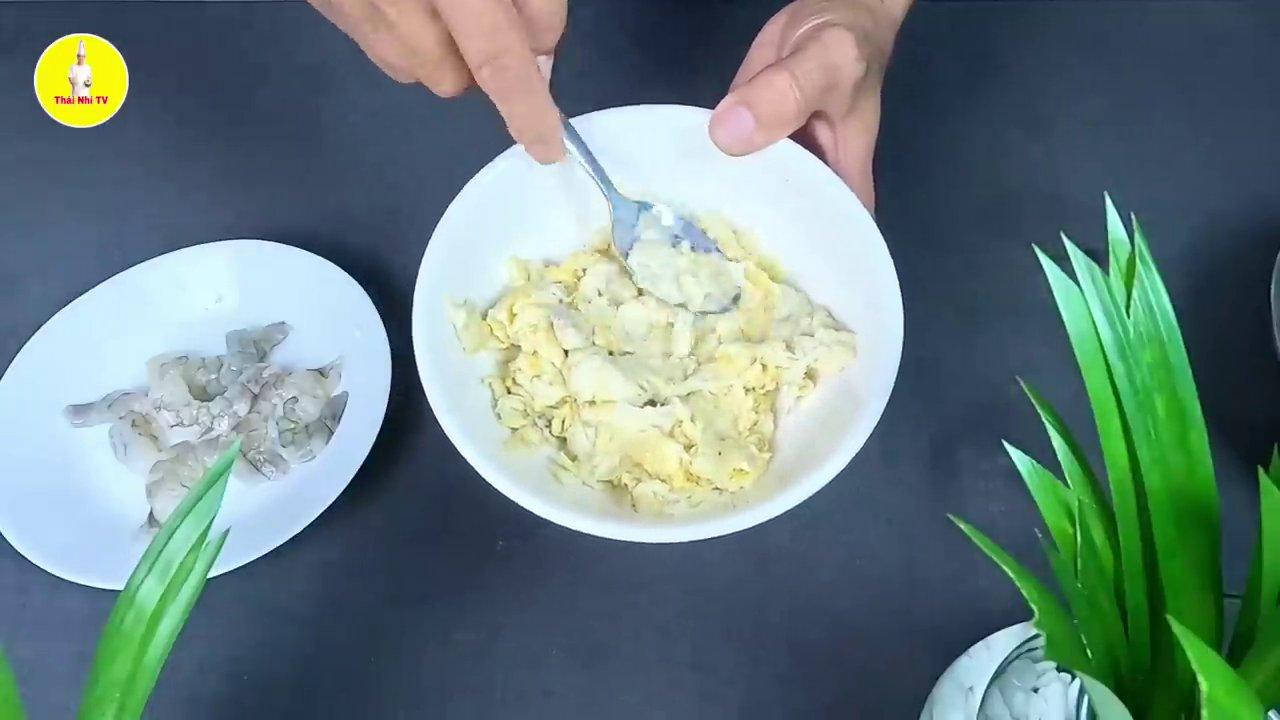 Phi thơm hành tím trước khi xào tôm săn lại, tạo hương vị thơm nồng cho nước dùng.