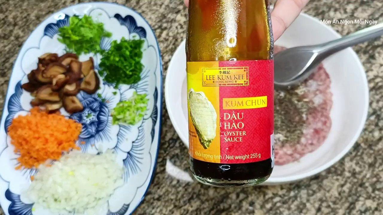 Thịt chân giò đã được ướp đều với hỗn hợp gia vị, hành tây, cà rốt và một chút ngũ vị hương.