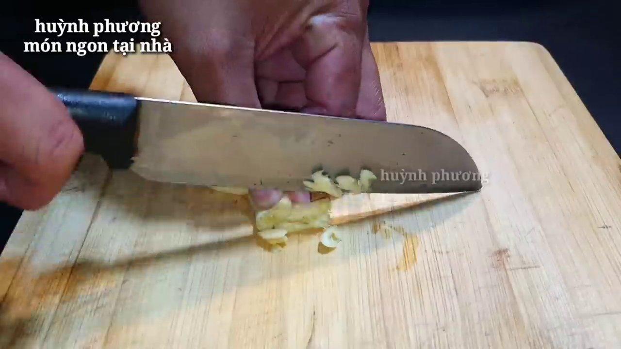 Hỗn hợp tỏi, ớt, hành tím băm nhuyễn được chuẩn bị sẵn sàng để làm nước sốt.