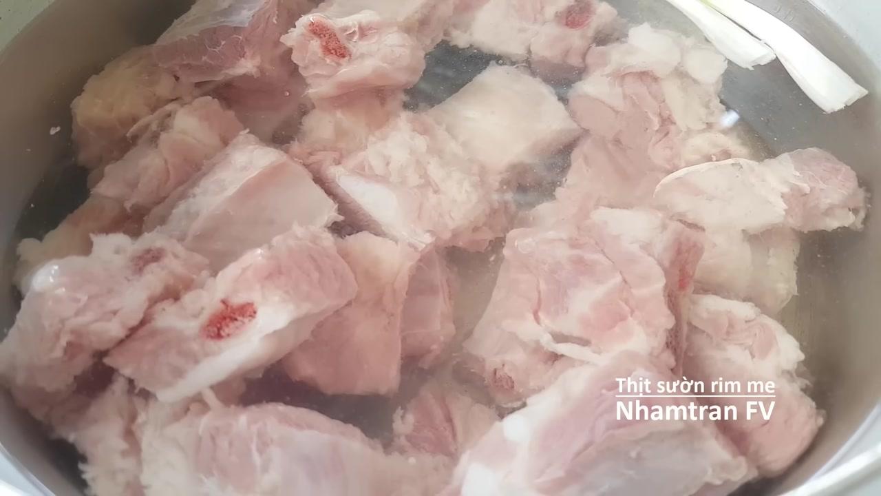 Me chín được đun sôi và dầm nhuyễn để lấy nước cốt sánh sệt.