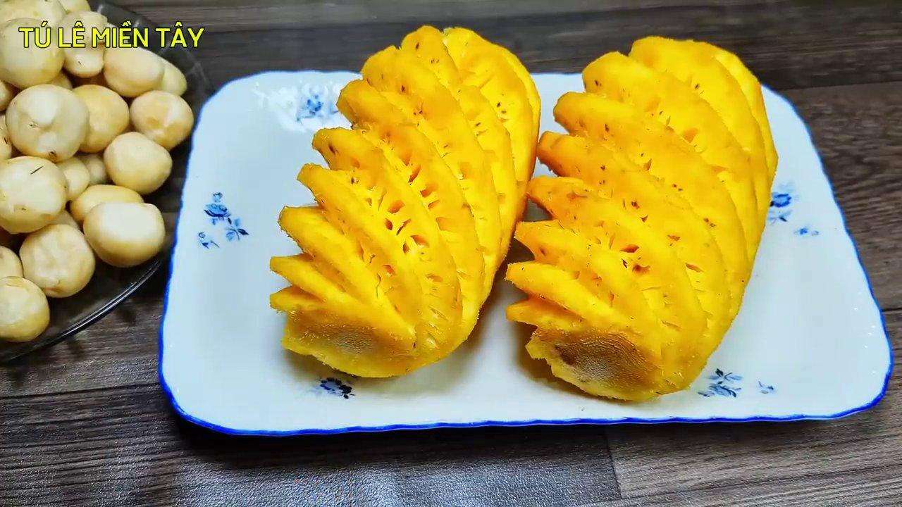 Các loại rau củ như cà rốt tỉa hoa, sả, hành tím, tỏi đã được sơ chế gọn gàng, sẵn sàng cho công đoạn nấu nướng.