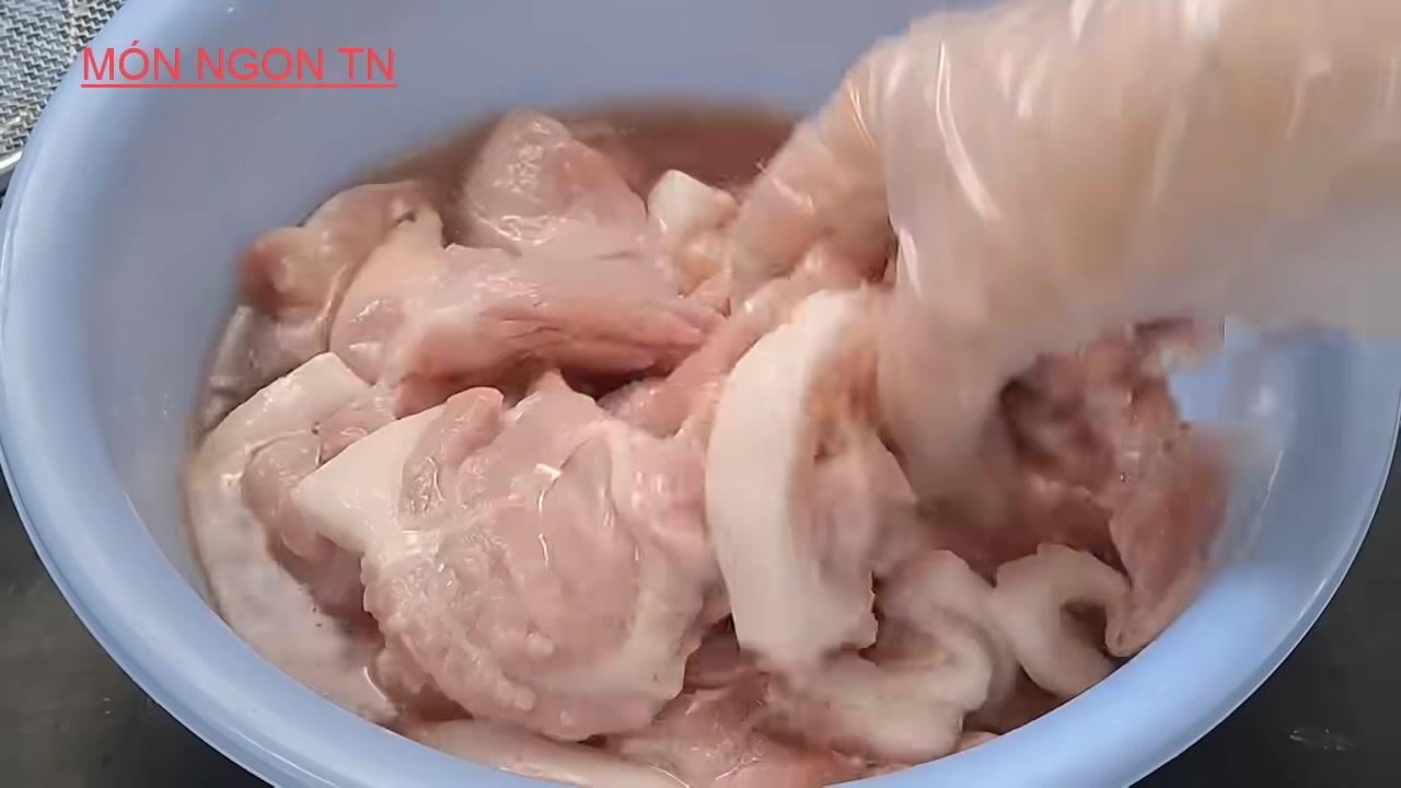 Hỗn hợp gia vị ướp thịt gồm đường, nước mắm, tiêu, sả, hành tỏi băm, tạo nên hương vị đậm đà cho món ăn.