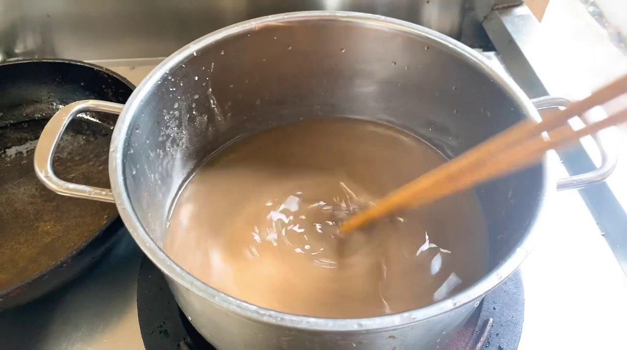 Gạch cua nổi lên thành từng mảng đẹp mắt sau khi nấu với một chút muối.