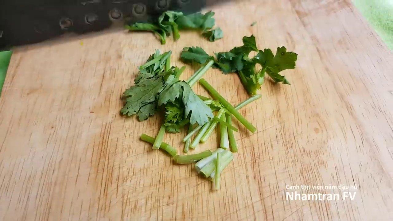 Đậu hũ được cắt thành những miếng vuông vừa ăn và chần sơ qua nước sôi để săn chắc.