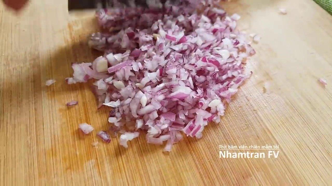 Phần thịt băm đã được trộn đều với hành tím, tỏi băm và các loại gia vị ướp cơ bản.