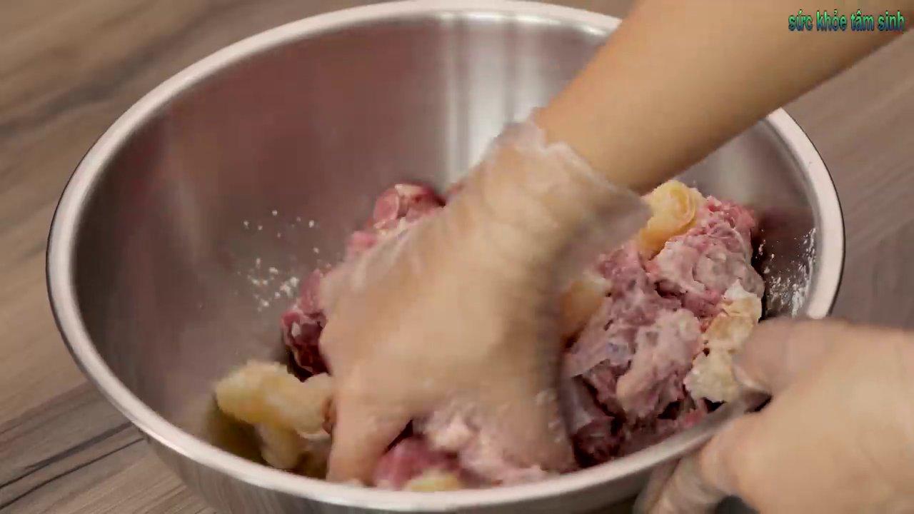 Ướp thịt bò với đầy đủ gia vị để thịt thấm đậm đà.