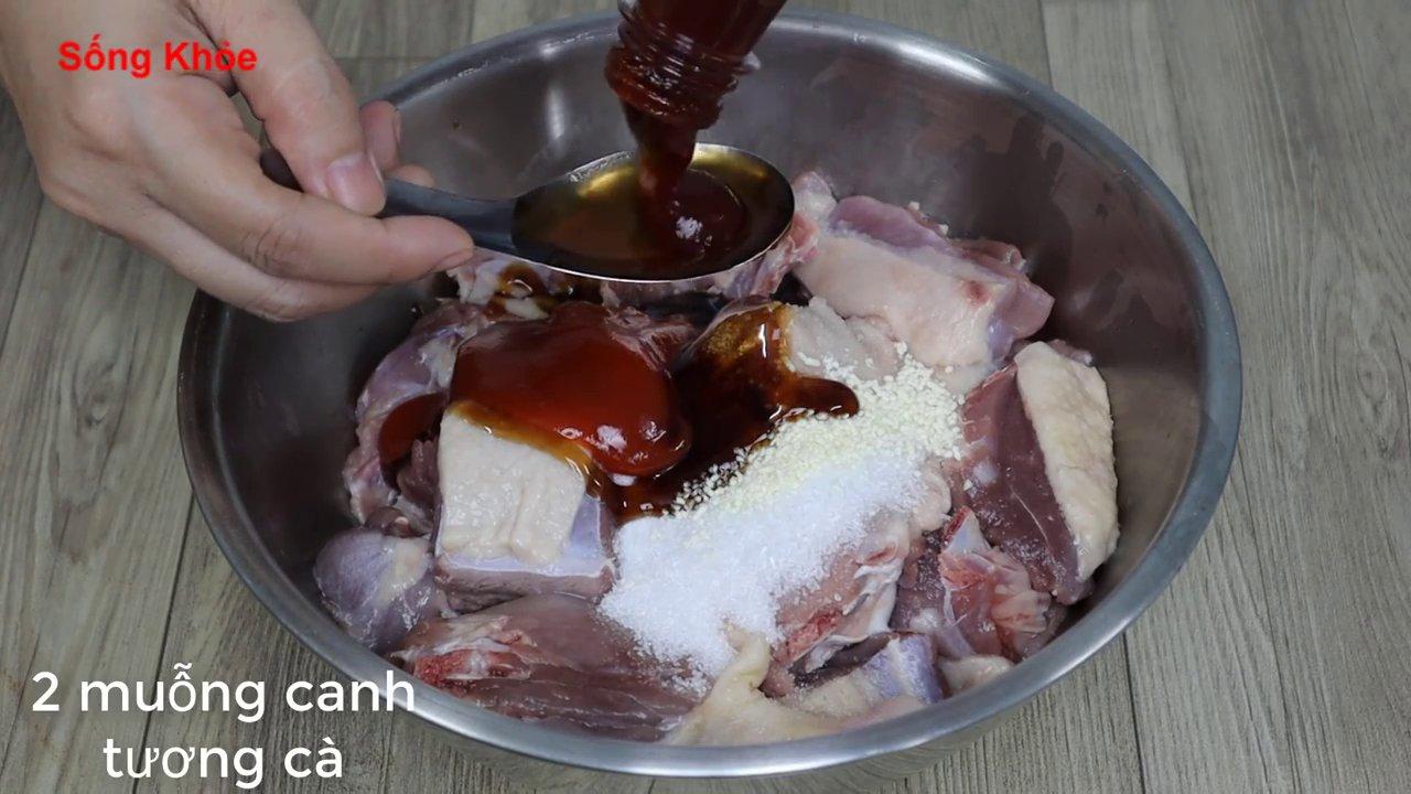 Các nguyên liệu chính gồm thịt vịt, dứa, cà rốt và gia vị đã được sơ chế và bày biện gọn gàng.