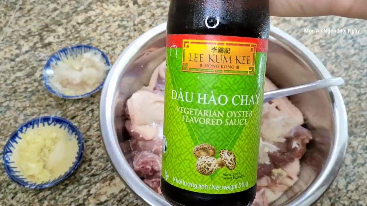 Hỗn hợp gia vị ướp vịt với đầy đủ dầu hào, hành tỏi và bột điều tạo màu sắc bắt mắt.