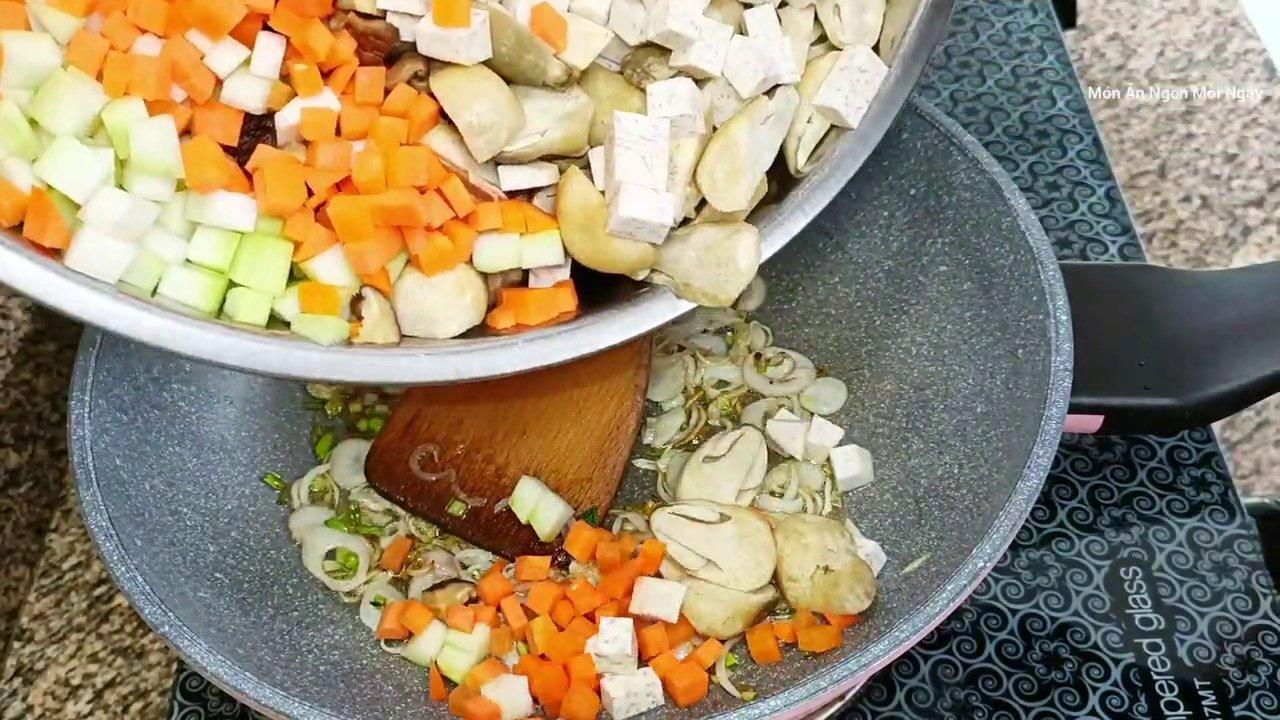 Xào sơ các loại rau củ với hành tím trên lửa vừa để giữ được vị ngọt tự nhiên.