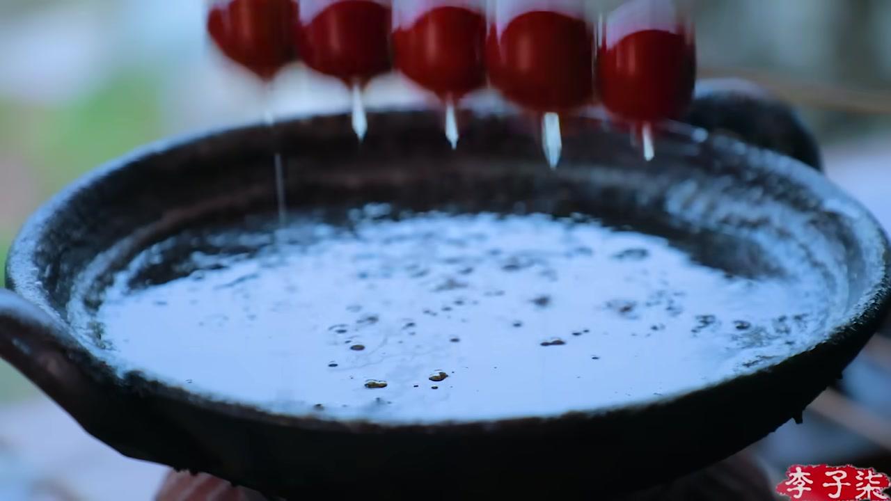 Cô gái trong áo xanh bày biện nguyên liệu tươi ngon lên bàn gỗ, tất cả đều được lựa chọn kỹ lưỡng.