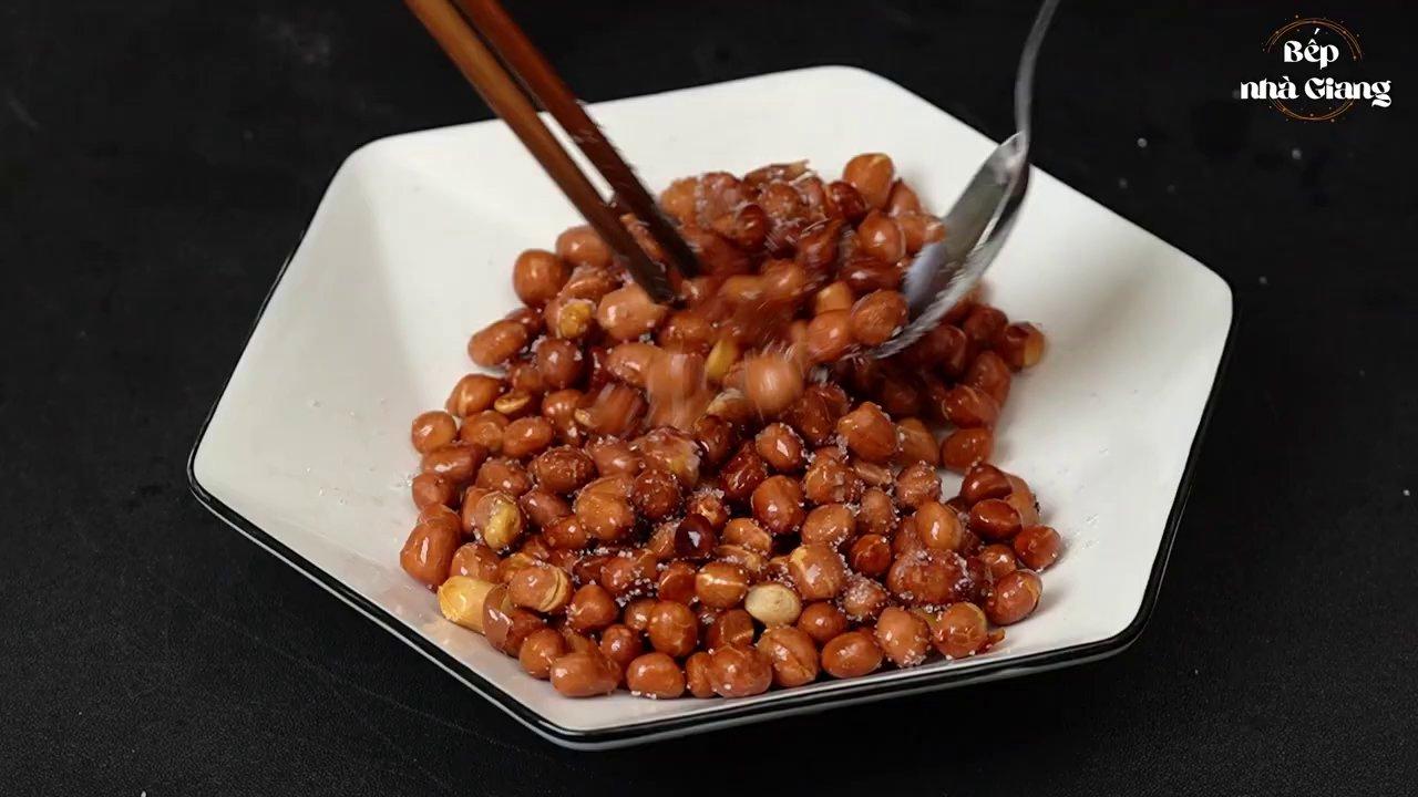 Đậu phộng rang vàng ươm, giòn rụm được trình bày đẹp mắt trên đĩa.