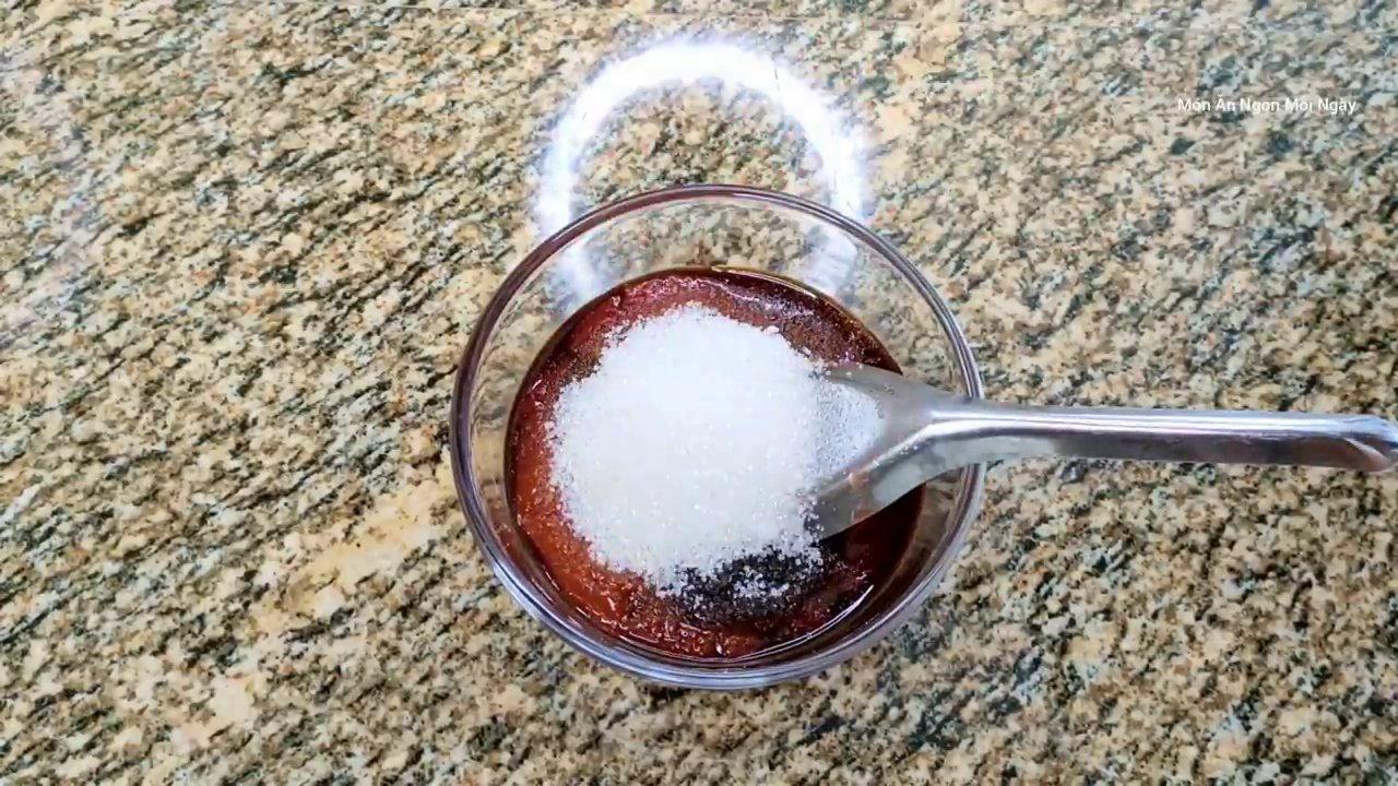 Hỗn hợp thịt bò và hành tây được trộn đều với sốt ướp đậm đà, sẵn sàng cho vào tủ lạnh để ngấm gia vị.
