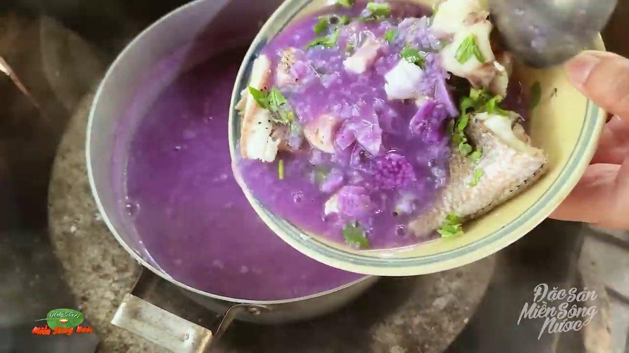 Nồi cá lóc kho tiêu sôi liu riu, nước kho sánh lại, tỏa mùi thơm nức mũi.