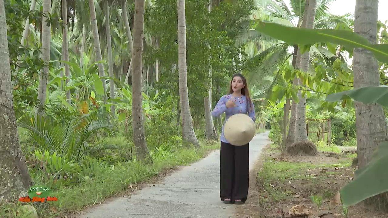 Rổ ốc bươu vàng ươm vừa được luộc sả, bốc khói nghi ngút, bên cạnh là chén nước mắm gừng.