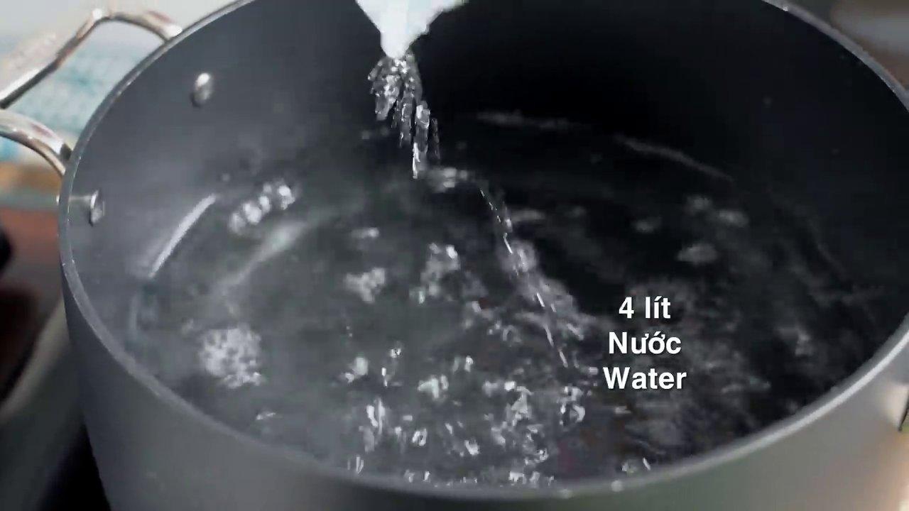 Ướp thịt bằm đậm đà với đầy đủ gia vị là bước quan trọng tạo nên hương vị cho món ăn.