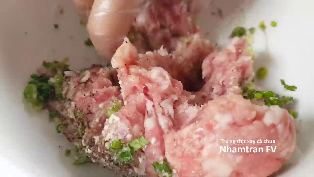 Nhân thịt xay với cà chua và hành tây đã được xào chín tới, thơm phức và hấp dẫn.