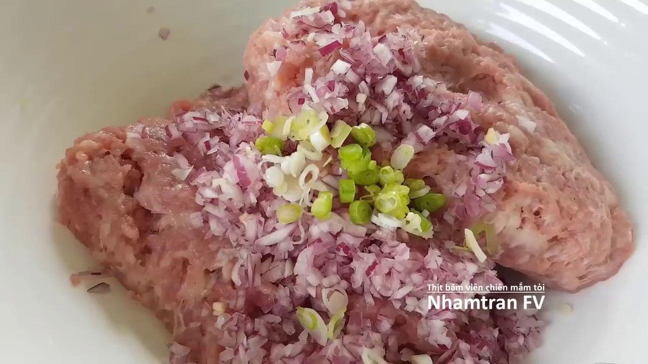 Hỗn hợp thịt băm được ướp đầy đủ gia vị cùng hành tím và tỏi băm, sẵn sàng cho công đoạn viên và chiên.