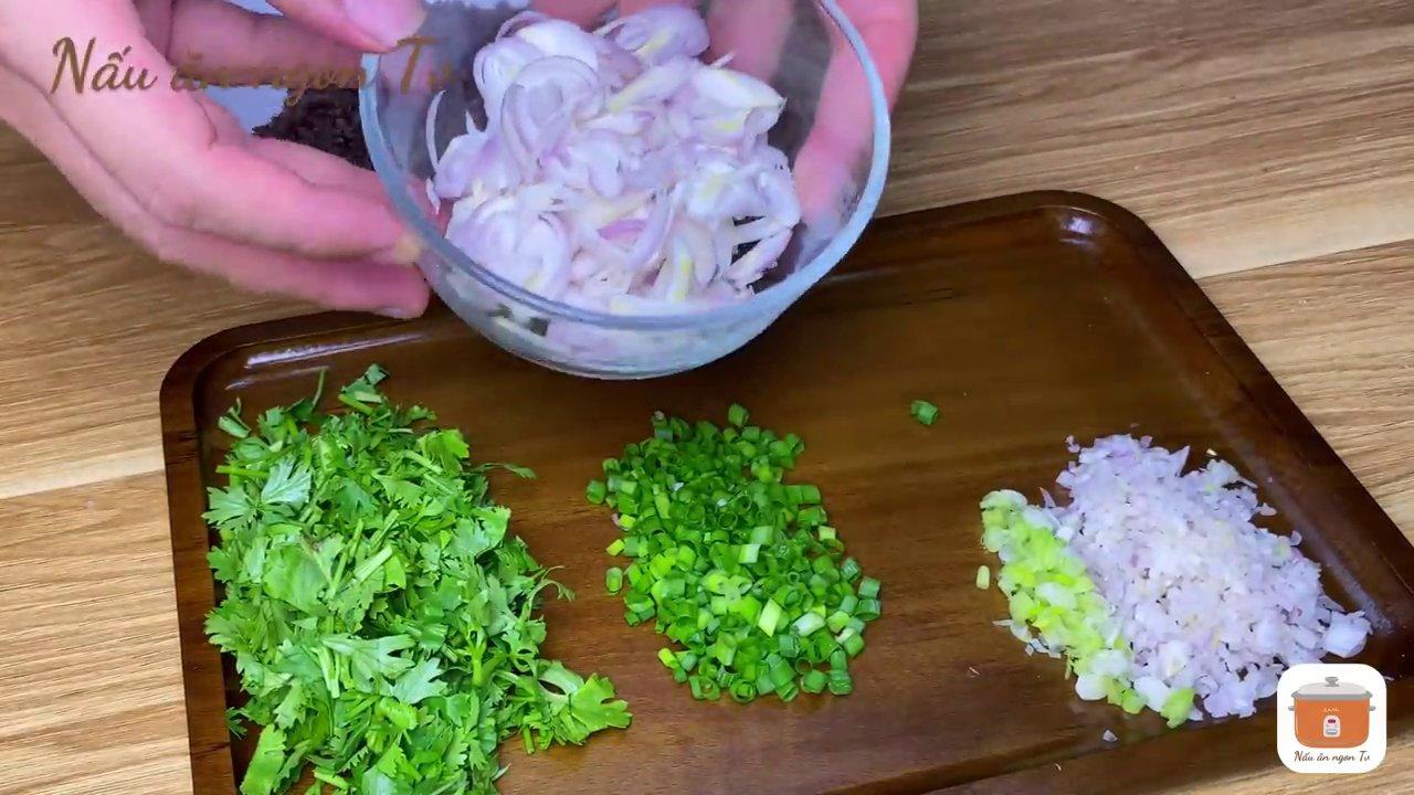 Hành phi vàng ruộm, giòn rụm được vớt ra đĩa có lót giấy thấm dầu.