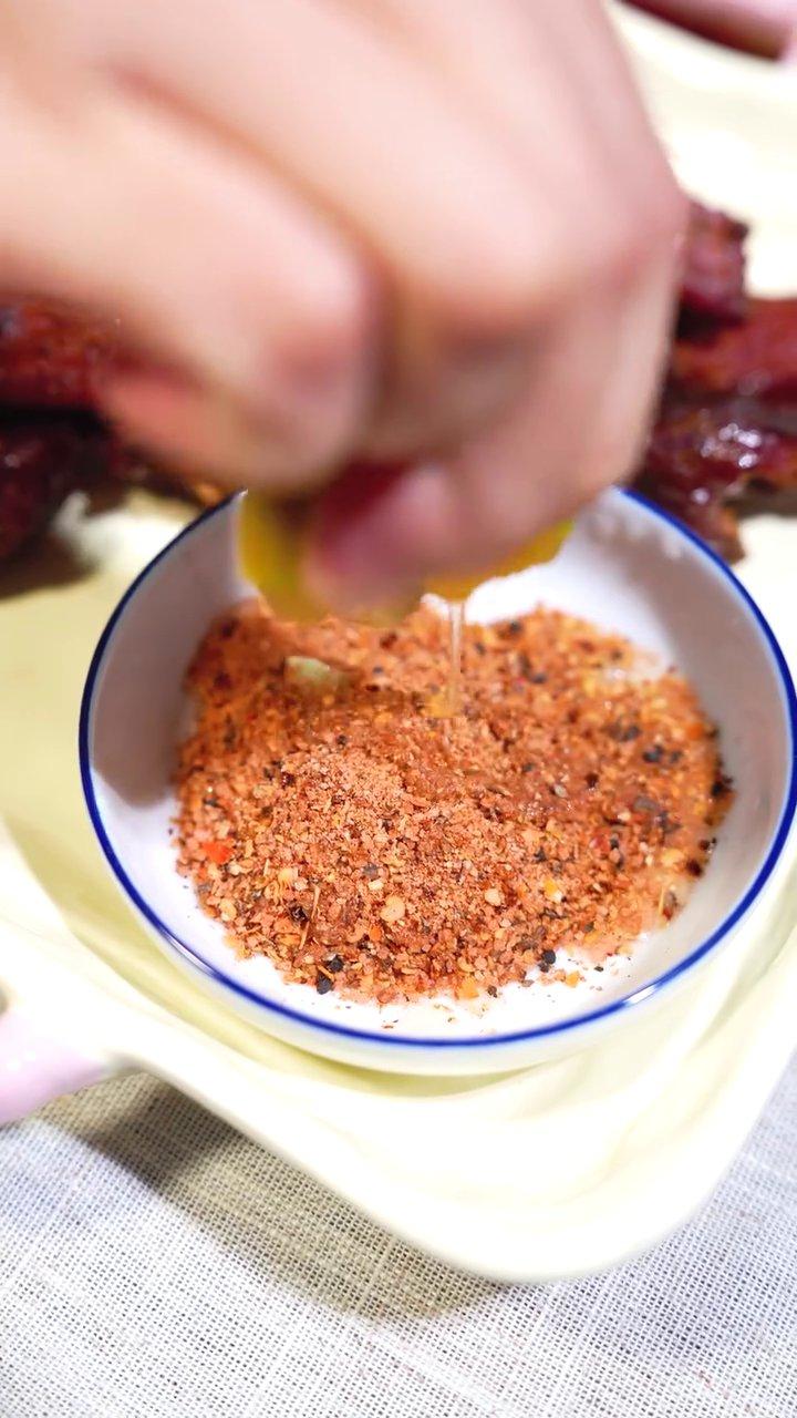 Tô rễ giúp cá trộn chua ngọt hấp dẫn với màu sắc tươi tắn, hứa hẹn một vị giác giòn tan.