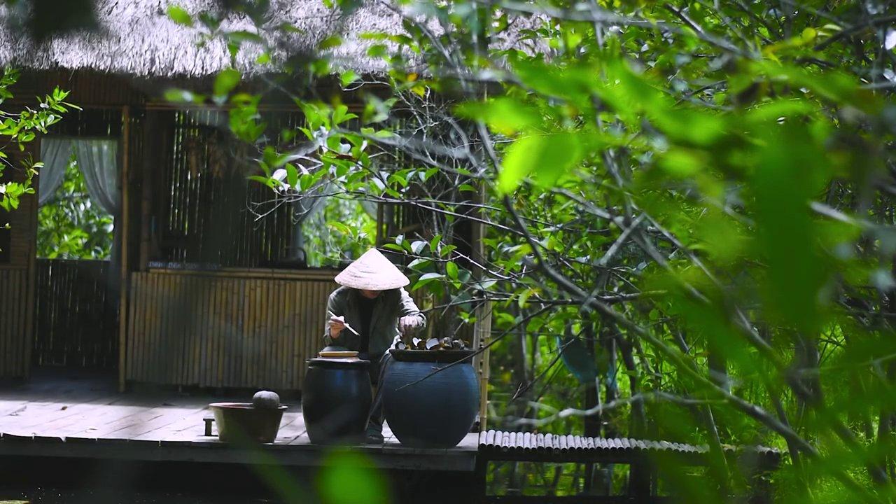 Vỏ sò được nung đỏ rực trước khi nghiền thành bột.