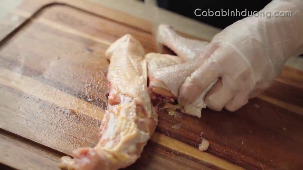 Chặt gà thành miếng vừa ăn, chú ý chặt đúng khớp.