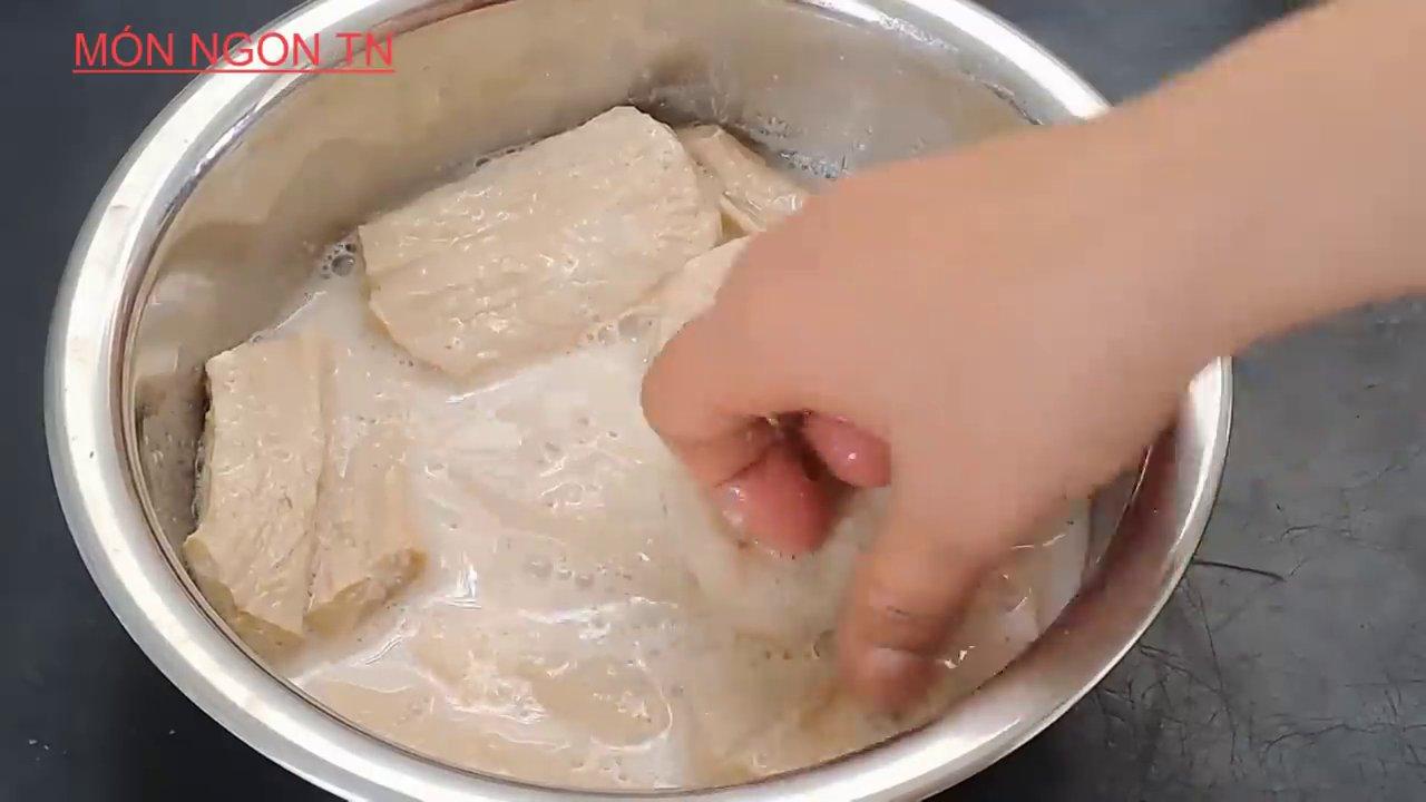 Sườn non chay sau khi ngâm bột được vắt ráo và kéo dãn để chuẩn bị chiên.