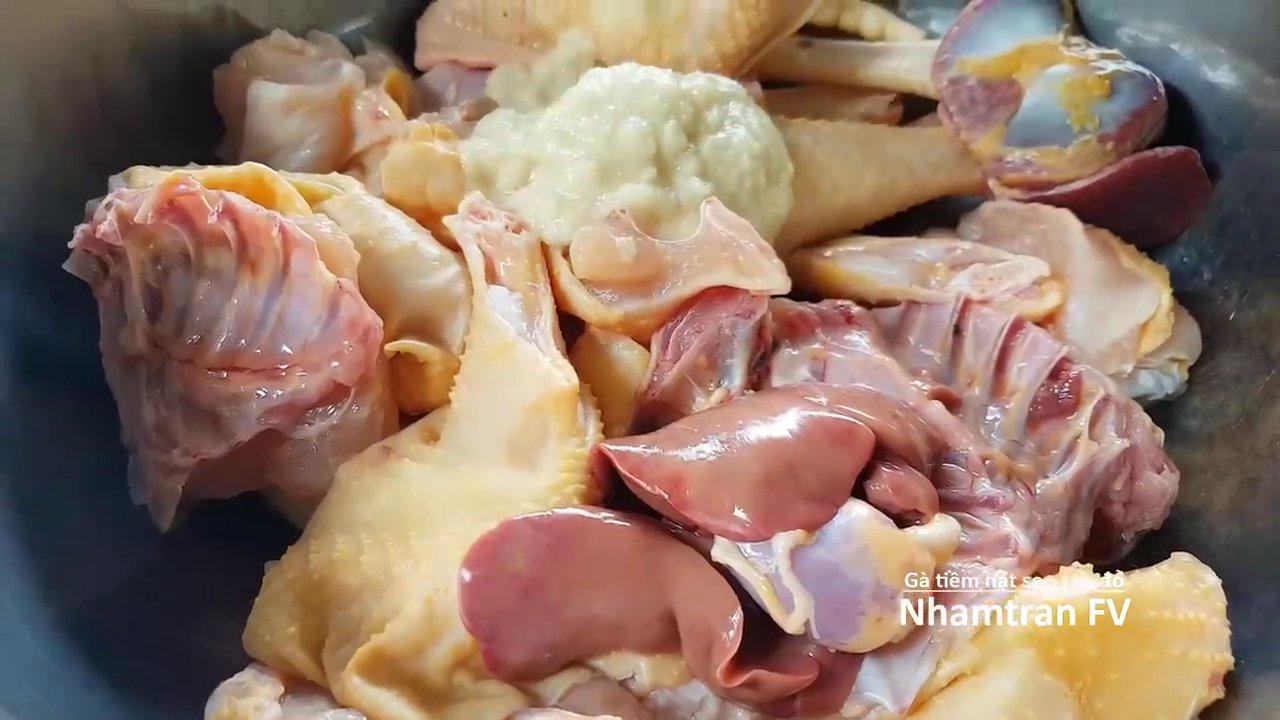 Các loại rau củ bổ dưỡng như cà rốt, nấm đông cô, hành tây đã được cắt tỉa gọn gàng, sẵn sàng cho vào nồi hầm.