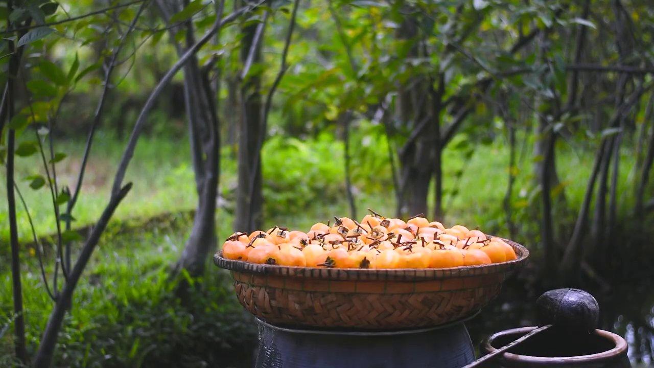 Cận cảnh công đoạn gọt vỏ hồng một cách khéo léo, giữ nguyên phần cuống xanh tươi.