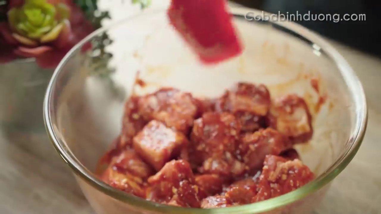 Khoai tây và cà rốt được cắt tỉa đẹp mắt, sẵn sàng cho vào nồi ragu.