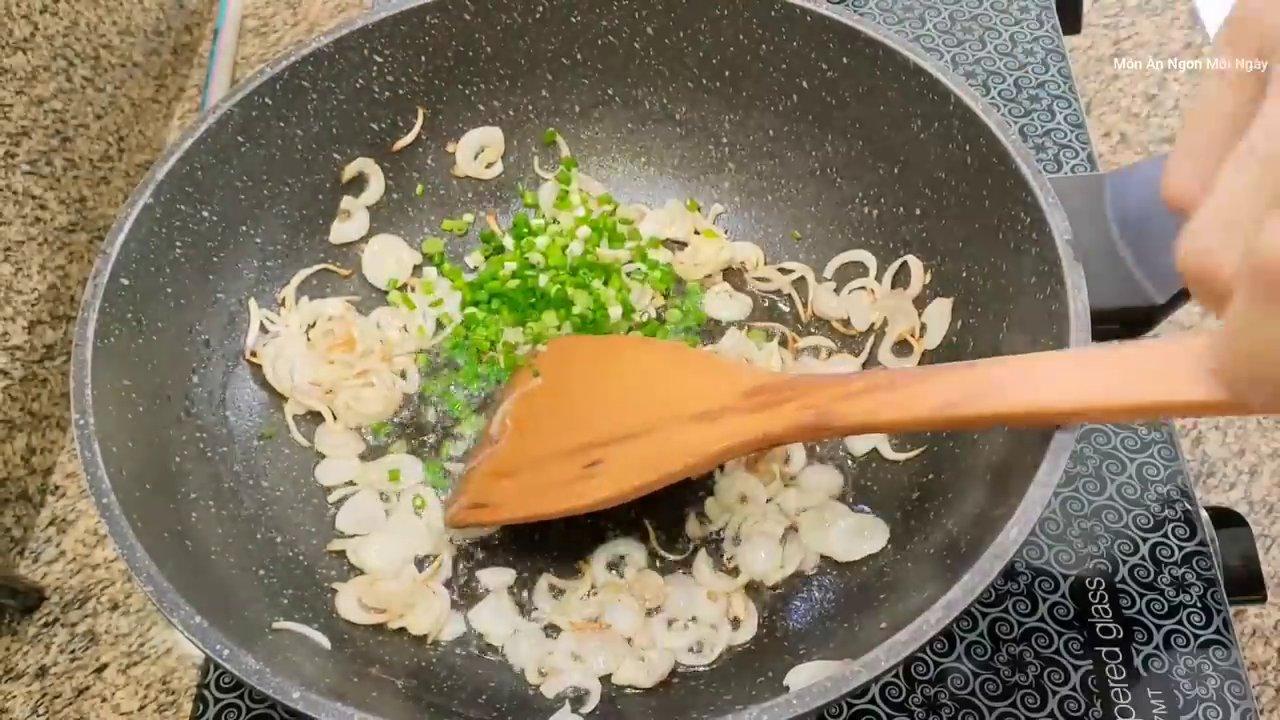 Phi thơm hành tím và xào sơ nấm đông cô để tăng thêm hương vị đậm đà cho nồi xúp.