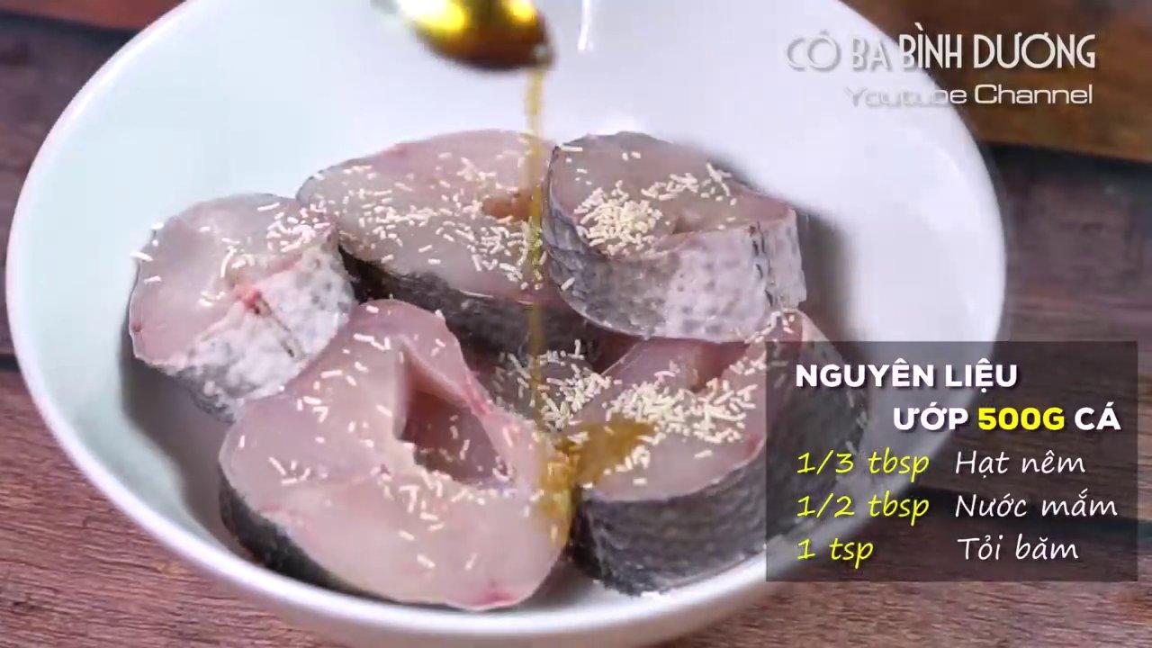 Cá lóc được ướp đều với các gia vị cơ bản để thấm đậm vị trước khi nấu.