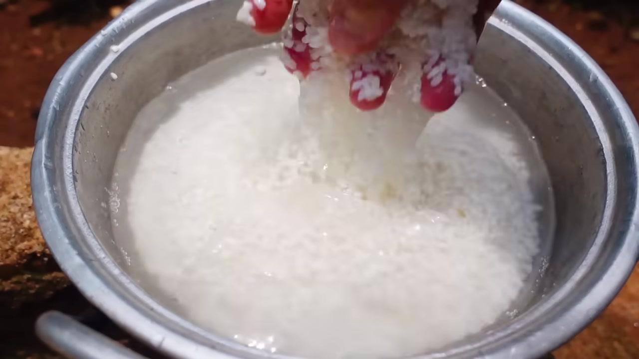 Những chiếc lá mắc mật to, thơm được dùng để nhét vào bụng gà và làm nước chấm.