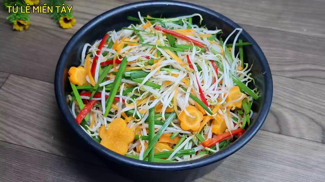 Hình ảnh nồi nước dấm đường đang được khuấy đều trên bếp, tỏa ra làn khói nhẹ.