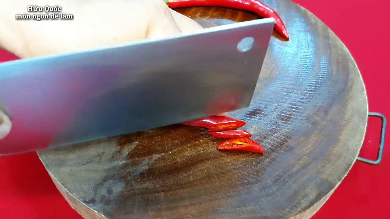 Phèo được chiên vàng giòn hai mặt, chuẩn bị cho vào sốt.