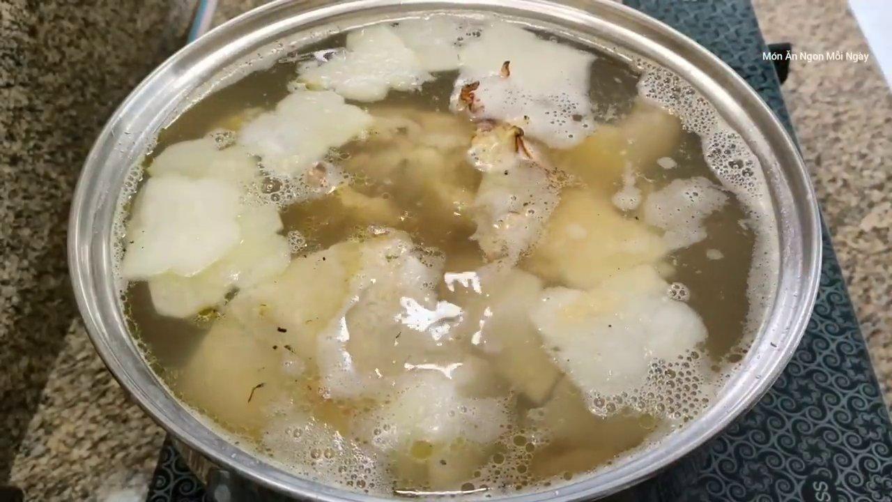 Viên cá thác lác trắng ngần nổi lên trong nồi nước dùng trong veo, báo hiệu đã chín và sẵn sàng để thưởng thức.