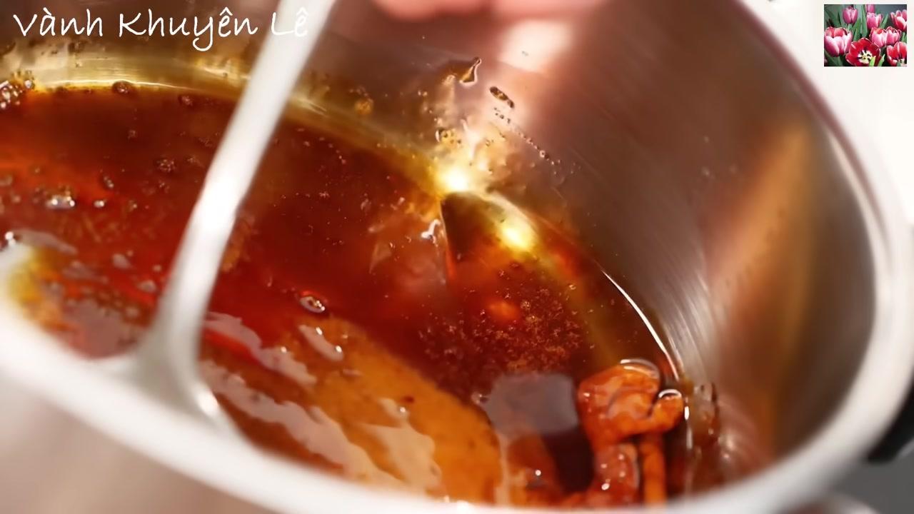 Hỗn hợp gia vị ướp thịt được pha chế cân đối với nước mắm, đường, tỏi và ớt.