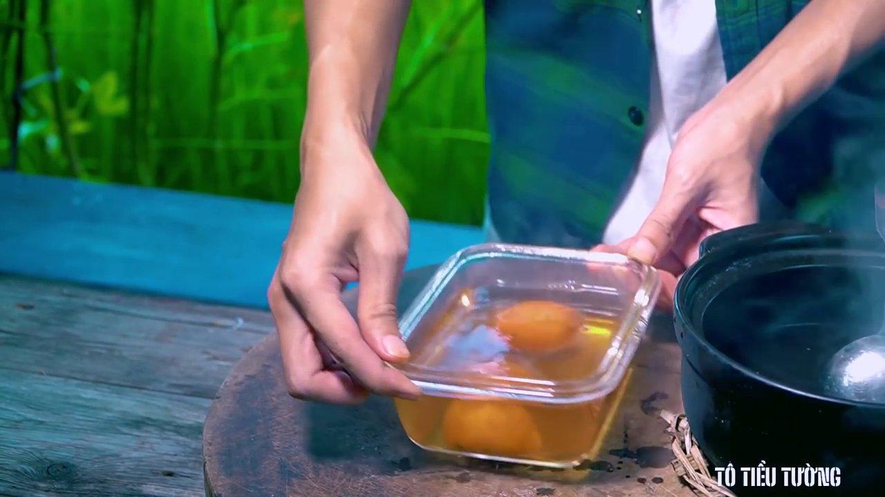 Những trái hồng giòn vàng ươm, sần sật sau khi được ngâm và xử lý kỹ càng.