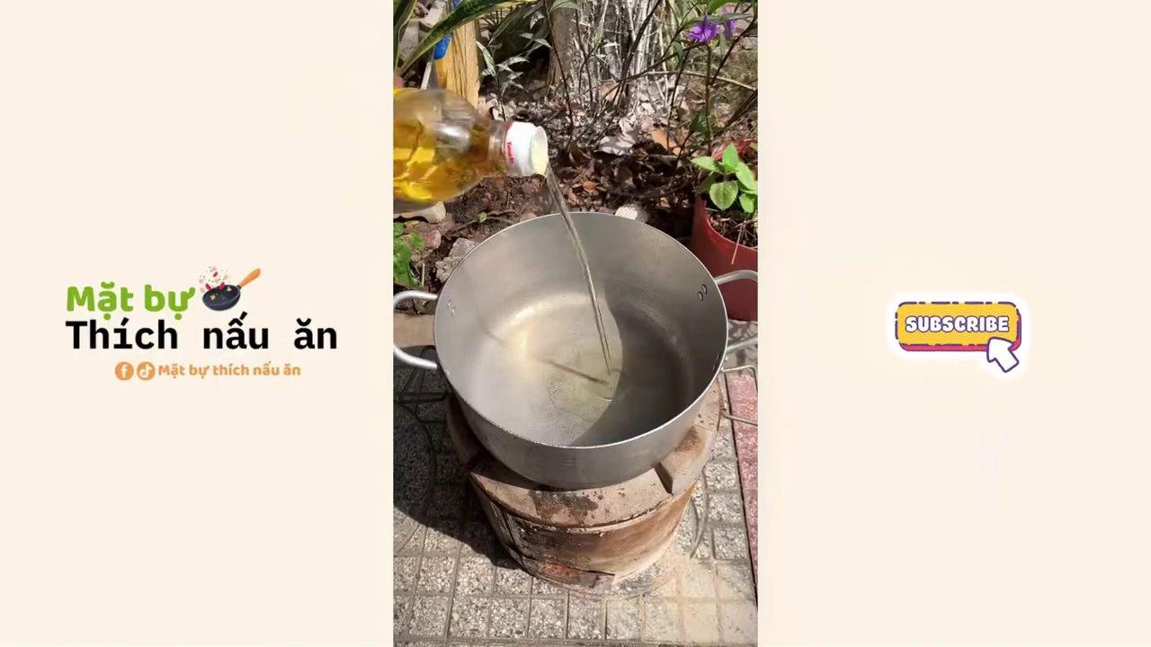 Bánh xèo vàng giòn được lật một cách khéo léo trên chảo nóng.