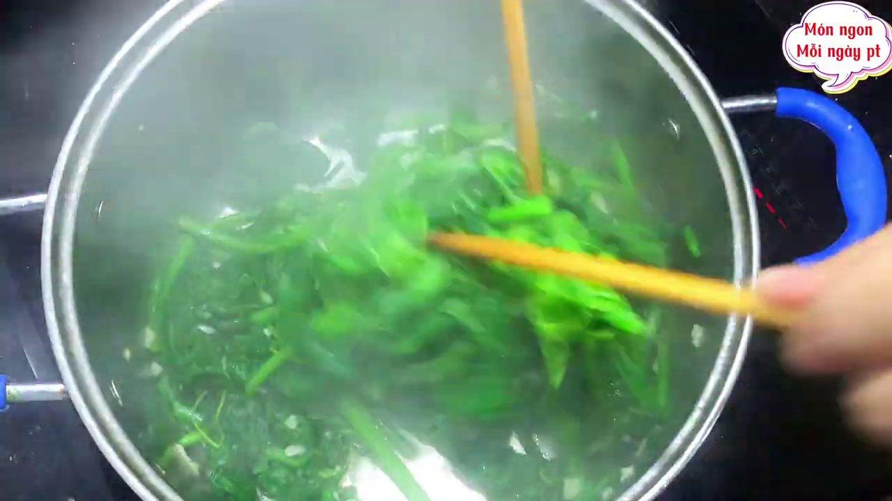 Thành phẩm món giá đỗ xào tỏa với màu xanh tươi, giòn rụm, hương thơm nức mũi, sẵn sàng cho bữa cơm gia đình.