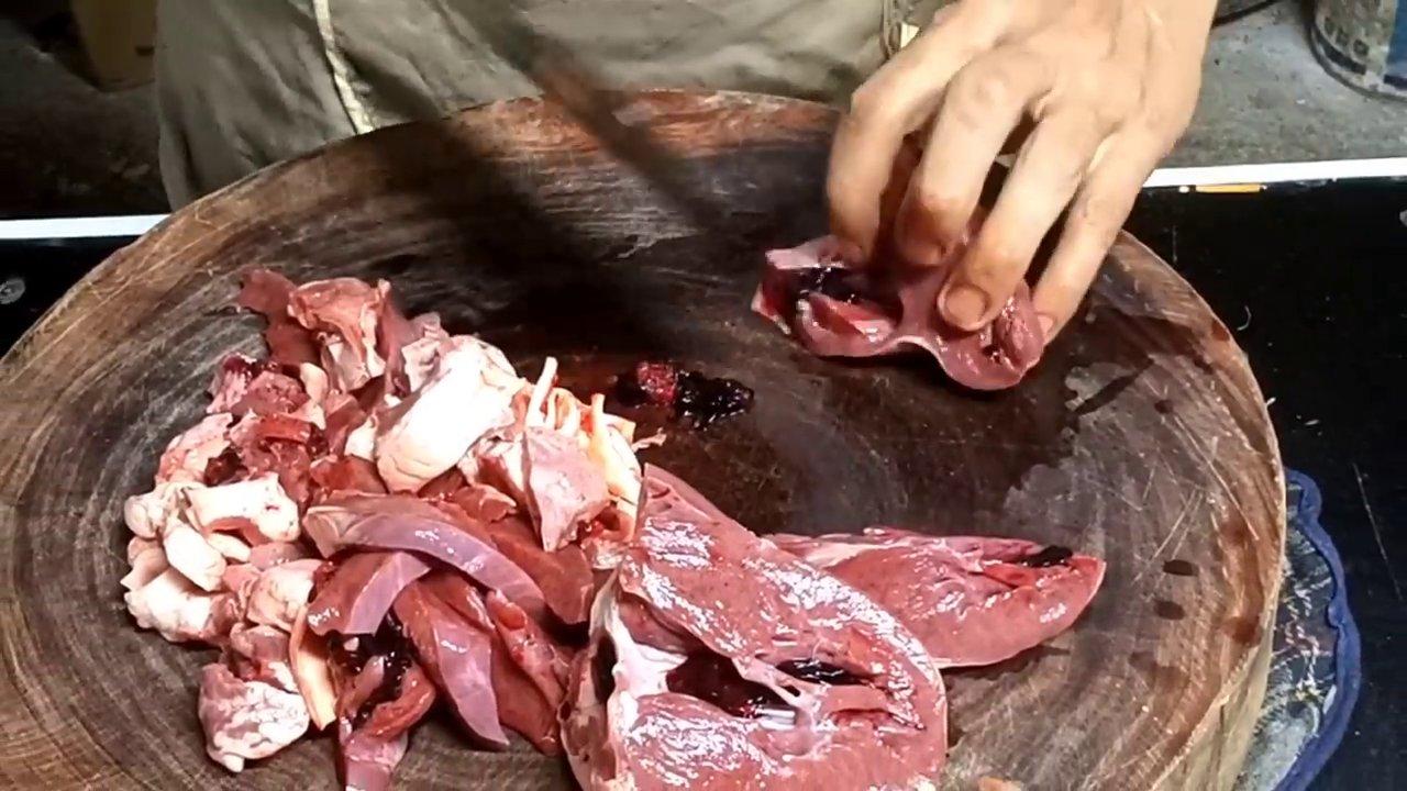 Miếng thịt bê tái chanh sau khi hấp chín, săn chắc và có lớp mỡ xen kẽ đẹp mắt.