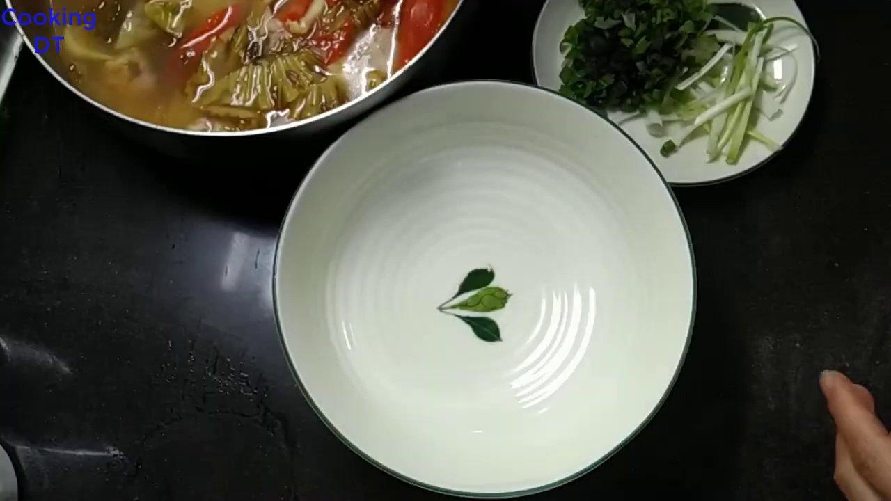 Ướp sườn non với các loại gia vị cơ bản để thịt thấm đều và đậm đà.