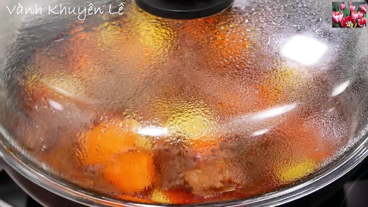 Bữa cơm gia đình ấm cúng với tô bò nấu đậu thơm lừng là trung tâm.