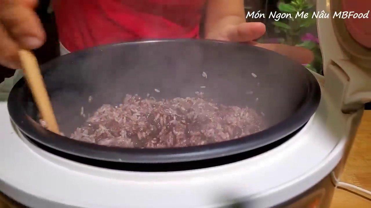 Đậu đen sau khi ninh mềm, hạt vẫn nguyên vẹn.