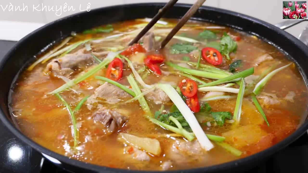 Sườn được chần qua nước nóng để loại bỏ tạp chất, giúp nước dùng trong và ngon hơn.